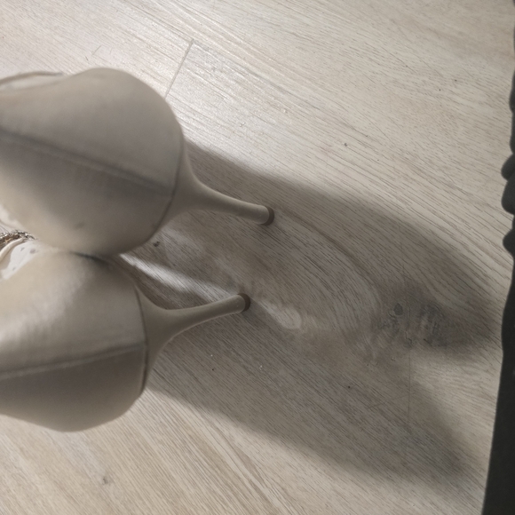 Badgley Mischka Quintana Crystal Embellished Pointed Toe Pump (Women) size 8 1/2 - Picture 6 of 9